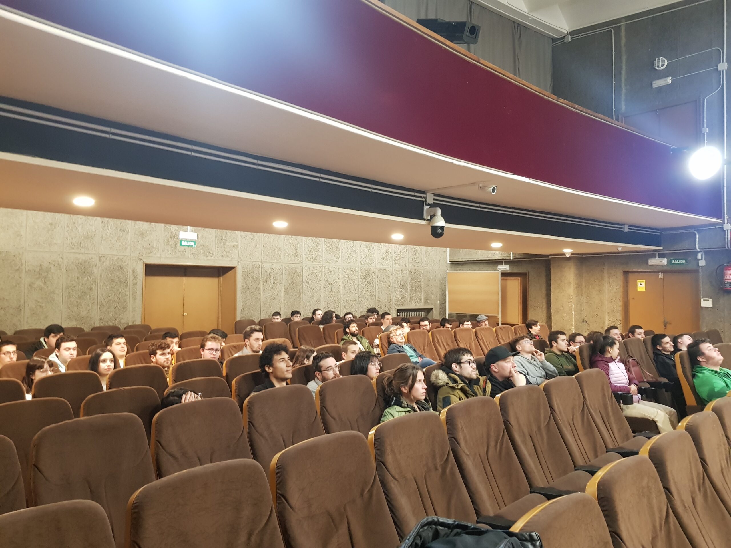 CHARLA SOBRE PERFILES PROFESIONALES CON BASES DE DATOS