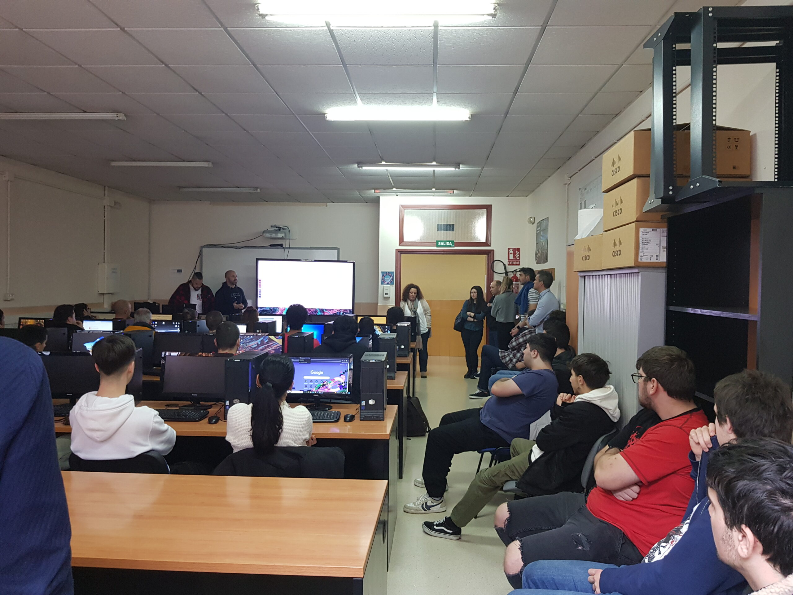 CHARLA DE ANTIGUOS ALUMNOS