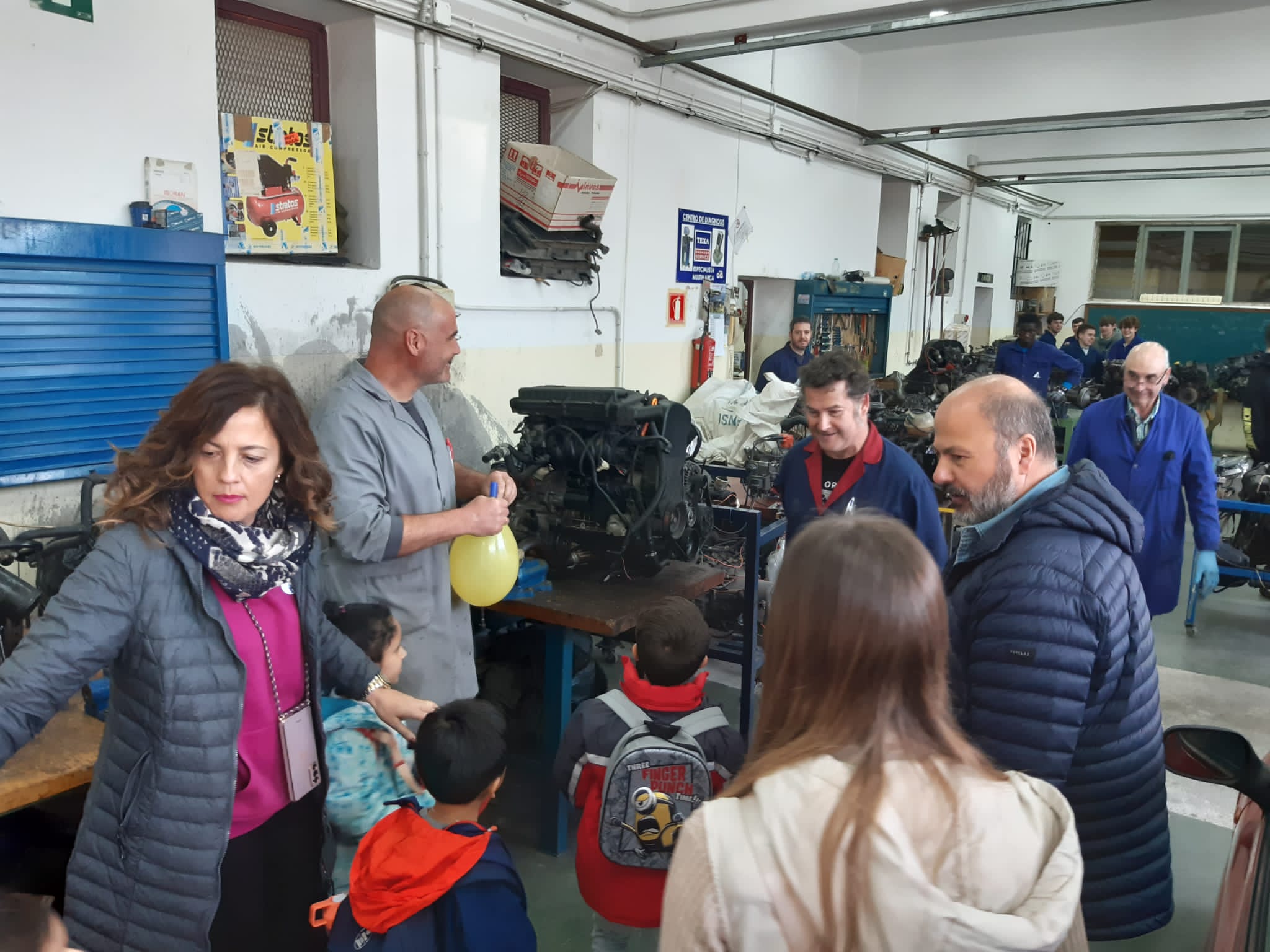 VISITA DEL ALUMNADO DEL COLE VIRGEN DE LAS MAREAS AL «COLE DE LOS OFICIOS».