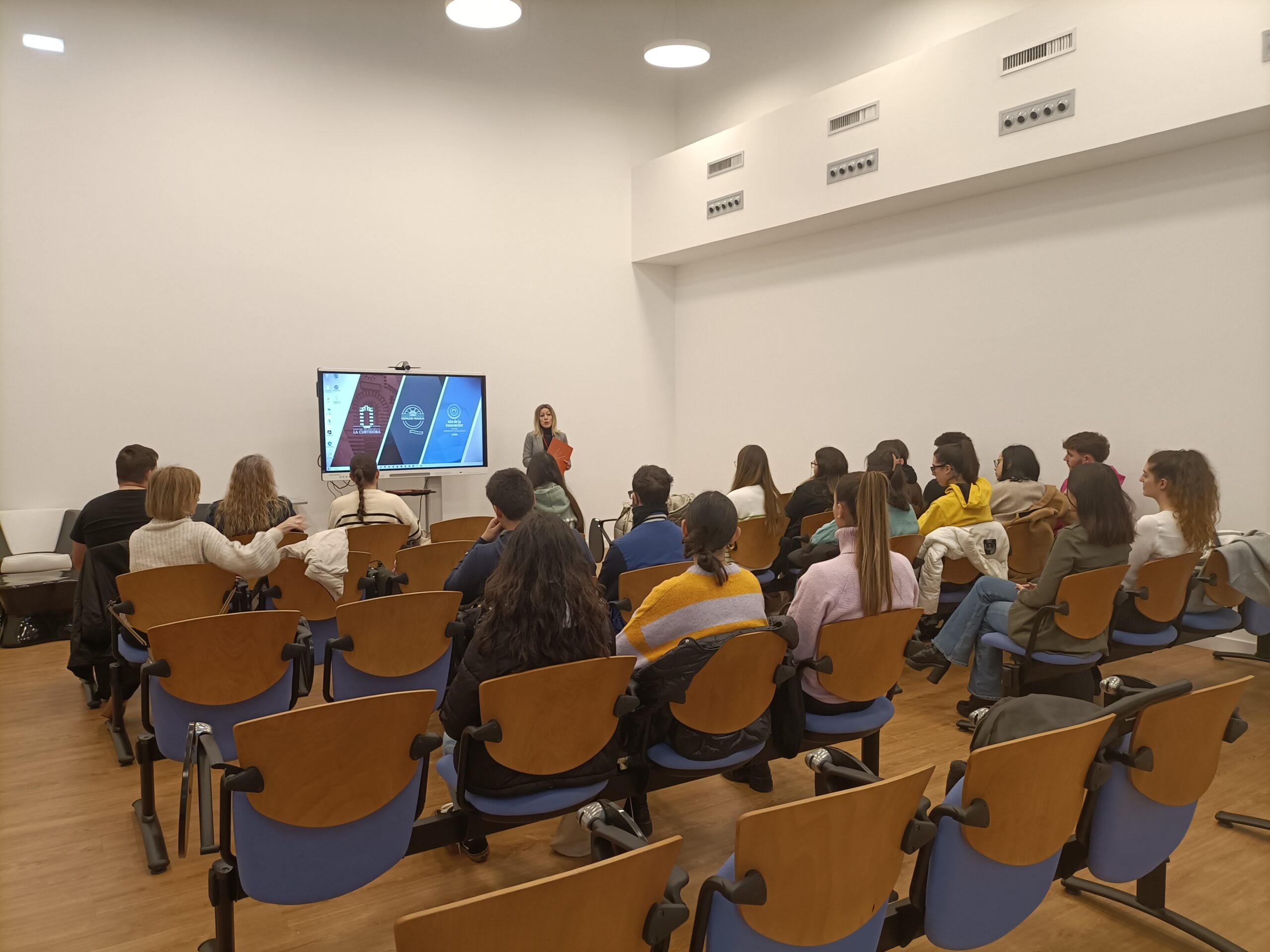 VISITA AL CENTRO DE EMPRESAS DE LA CURTIDORA