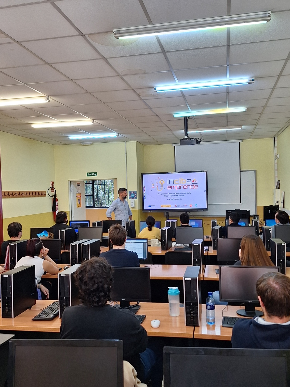 TALLER DE CIBERSEGURIDAD Y EMPRENDIMIENTO