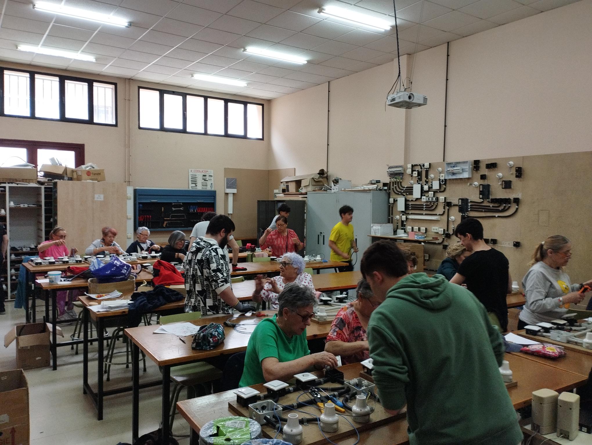 TALLER DE ELECTRICIDAD CON PERSONAS MAYORES