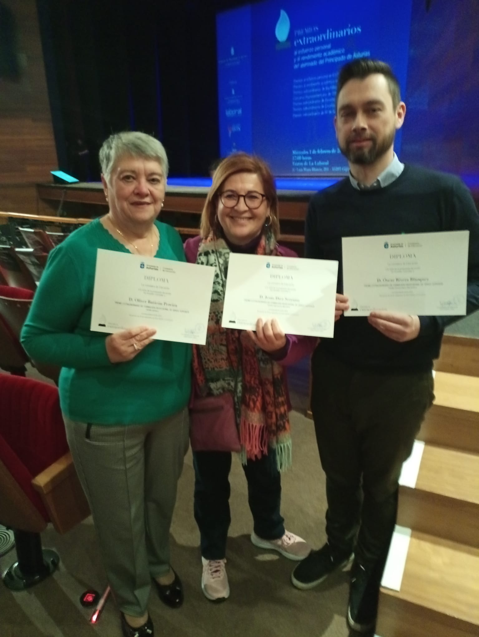 PREMIO EXTRAORDINARIO AL RENDIMIENTO ACADEMICO DE FP DE GRADO SUPERIOR A TRES DE NUESTROS ALUMNOS