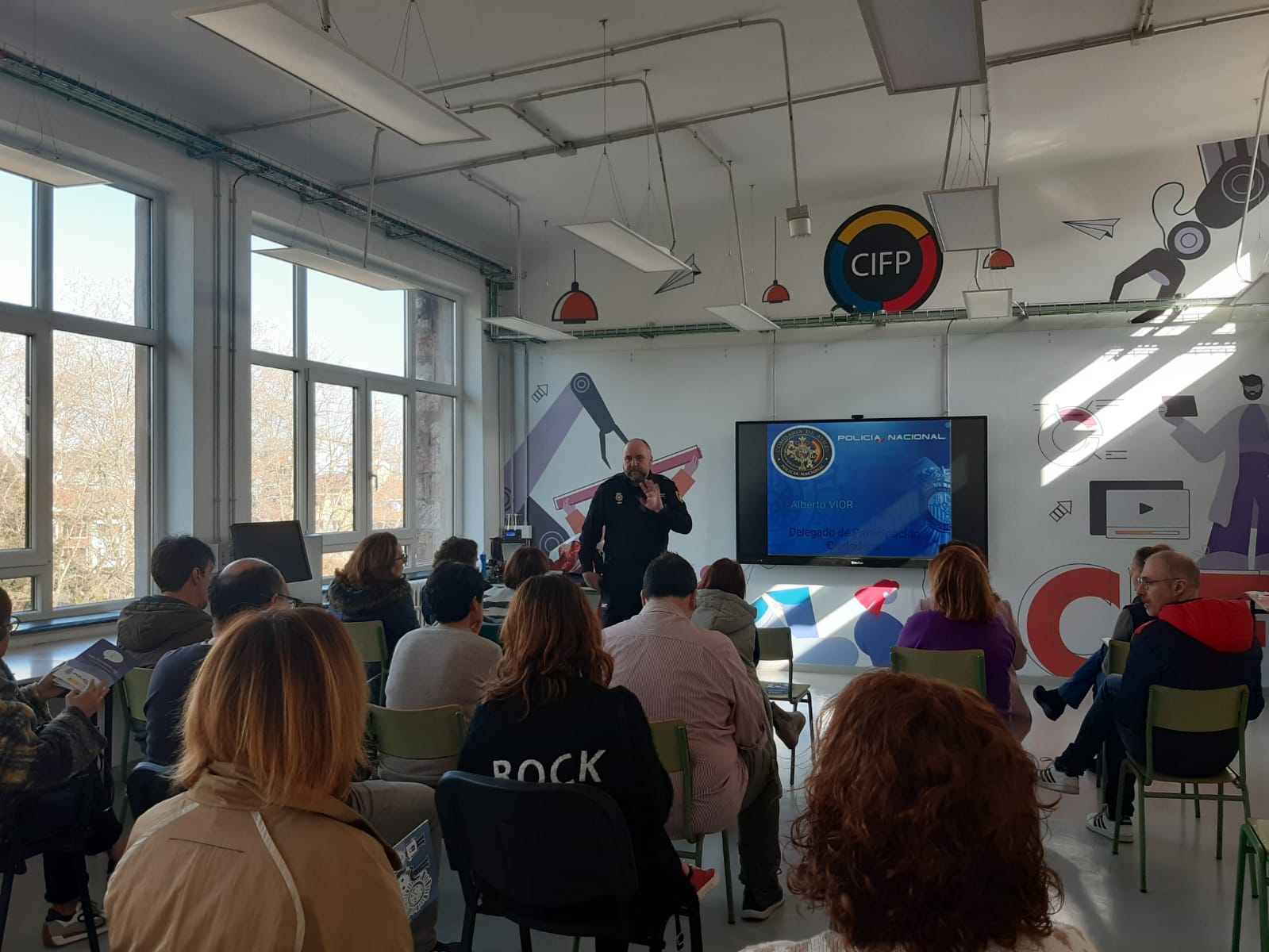 CHARLA SOBRE LOS PELIGROS DE LAS REDES SOCIALES